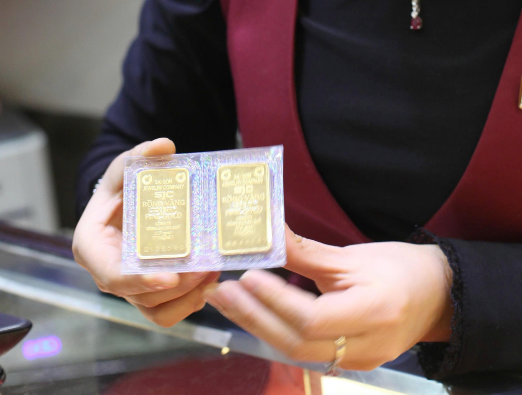 NHNN sẽ mở rộng quyền nhập khẩu c&oacute; kiểm so&aacute;t để tăng cung v&agrave;ng