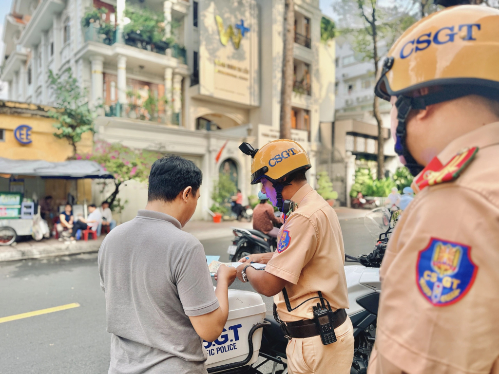 Lỗi đi ngược chiều, đi sai l&agrave;n: V&igrave; sao người bị phạt 700.000 đồng, người mất 5 triệu?