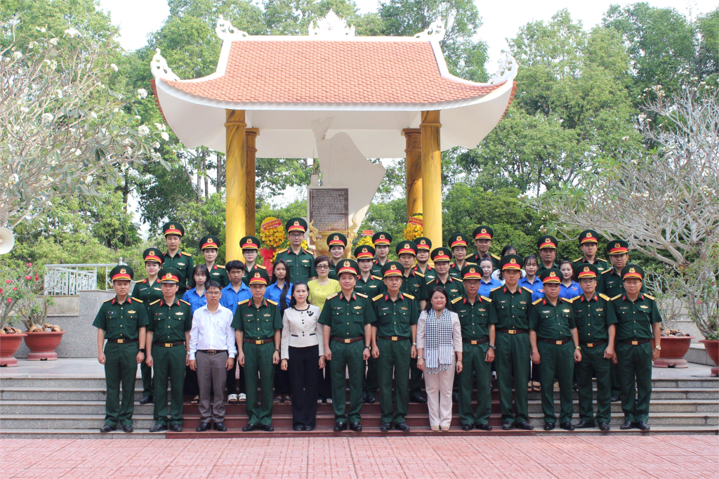 D&acirc;ng hương c&aacute;c anh h&ugrave;ng liệt sĩ tại Khu lưu niệm Trường Sĩ quan Lục qu&acirc;n 2