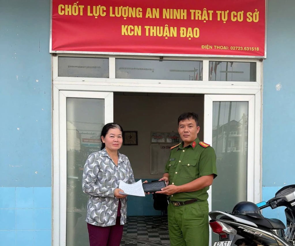 Nhặt được 32 triệu đồng, hai người d&acirc;n giao C&ocirc;ng an nhờ t&igrave;m chủ sở hữu