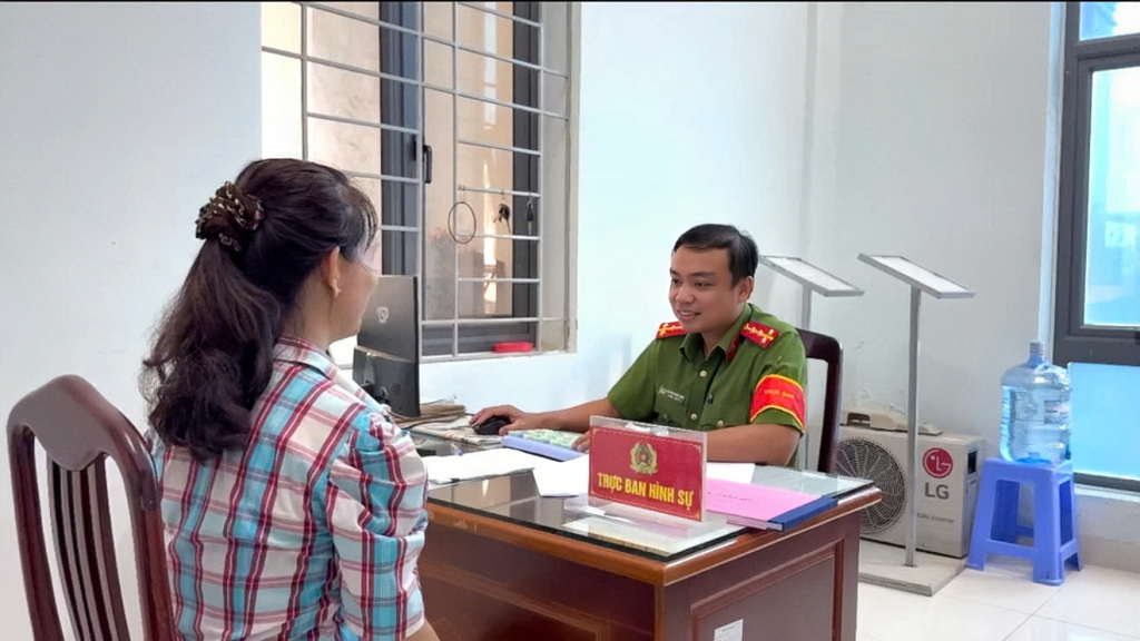 Cán bộ Văn phòng Cơ quan CSĐT Công an tỉnh tiếp công dân theo đúng quy định