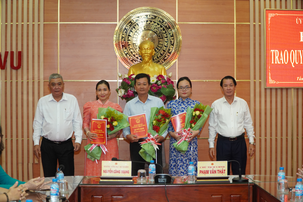 Lãnh đạo xã Tầm Vu trao các Quyết định tiếp nhận vào làm công chức