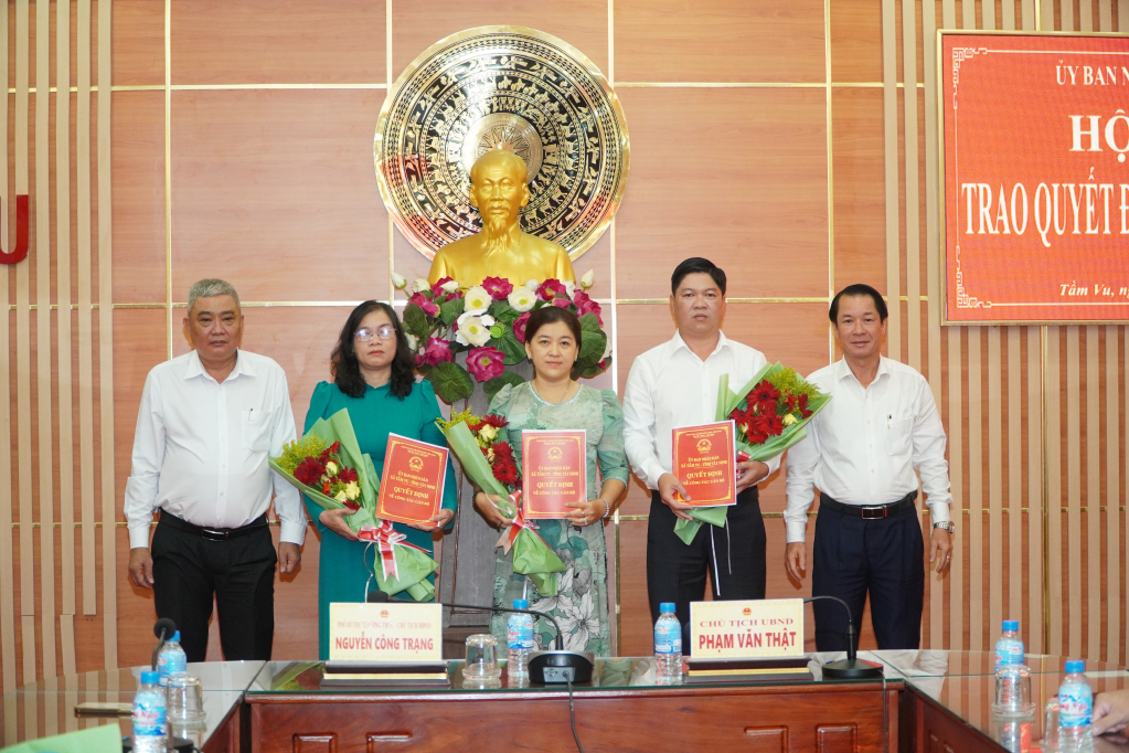 Lãnh đạo xã Tầm Vu trao Quyết định bổ nhiệm đối với công chức, viên chức lãnh đạo quản lý