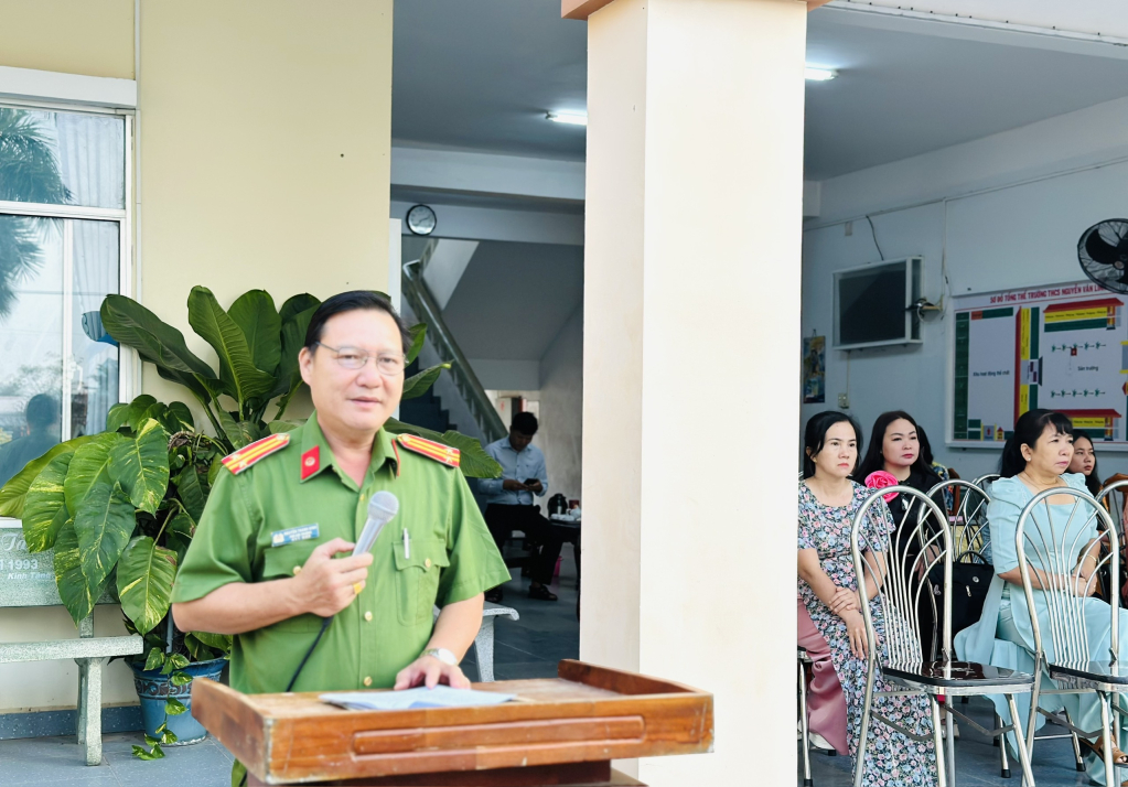 Tuy&ecirc;n truyền an to&agrave;n giao th&ocirc;ng, ph&ograve;ng, chống ph&aacute;o nổ trong trường học