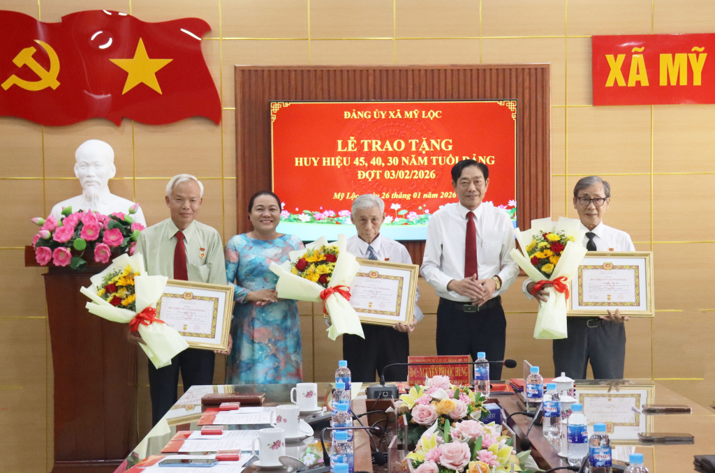 Đảng ủy x&atilde; Mỹ Lộc trao tặng Huy hiệu Đảng cho 3 đảng vi&ecirc;n