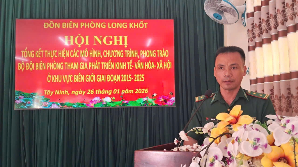 Trung tá Đỗ Văn Long - Bí thư Đảng ủy, Chính trị viên Đồn Biên phòng Long Khốt phát biểu tại hội nghị