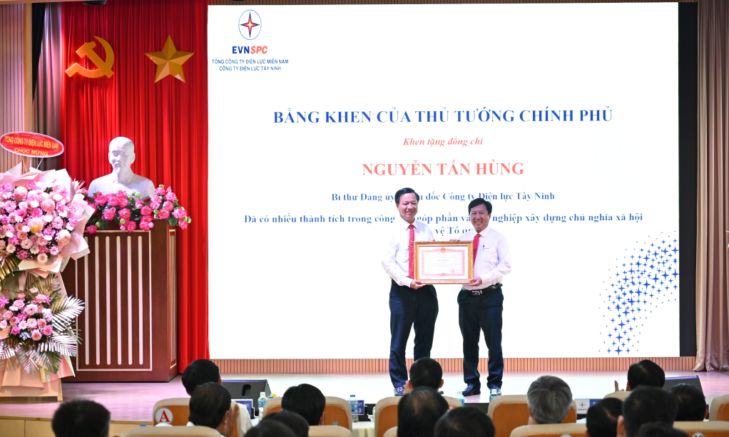 Bí thư Đảng ủy, Giám đốc Công ty Điện lực Tây Ninh Nguyễn Tấn Hùng vinh dự được trao tặng Bằng khen của Thủ tướng Chính phủ
