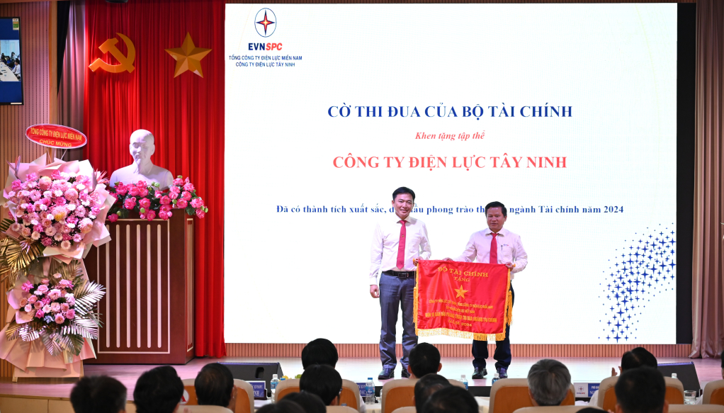 Công ty Điện lực Tây Ninh được tặng Cờ thi đua của Bộ Tài chính