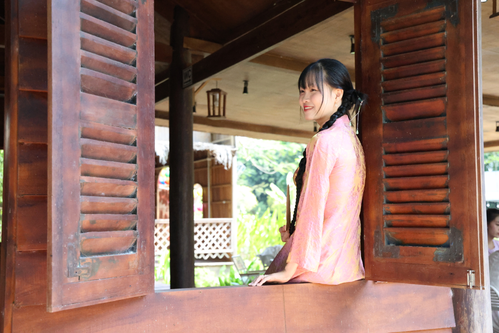 Bạn Nguyễn Thị Thùy (ngụ TP. Hồ Chí Minh) thướt tha bên tà áo dài 