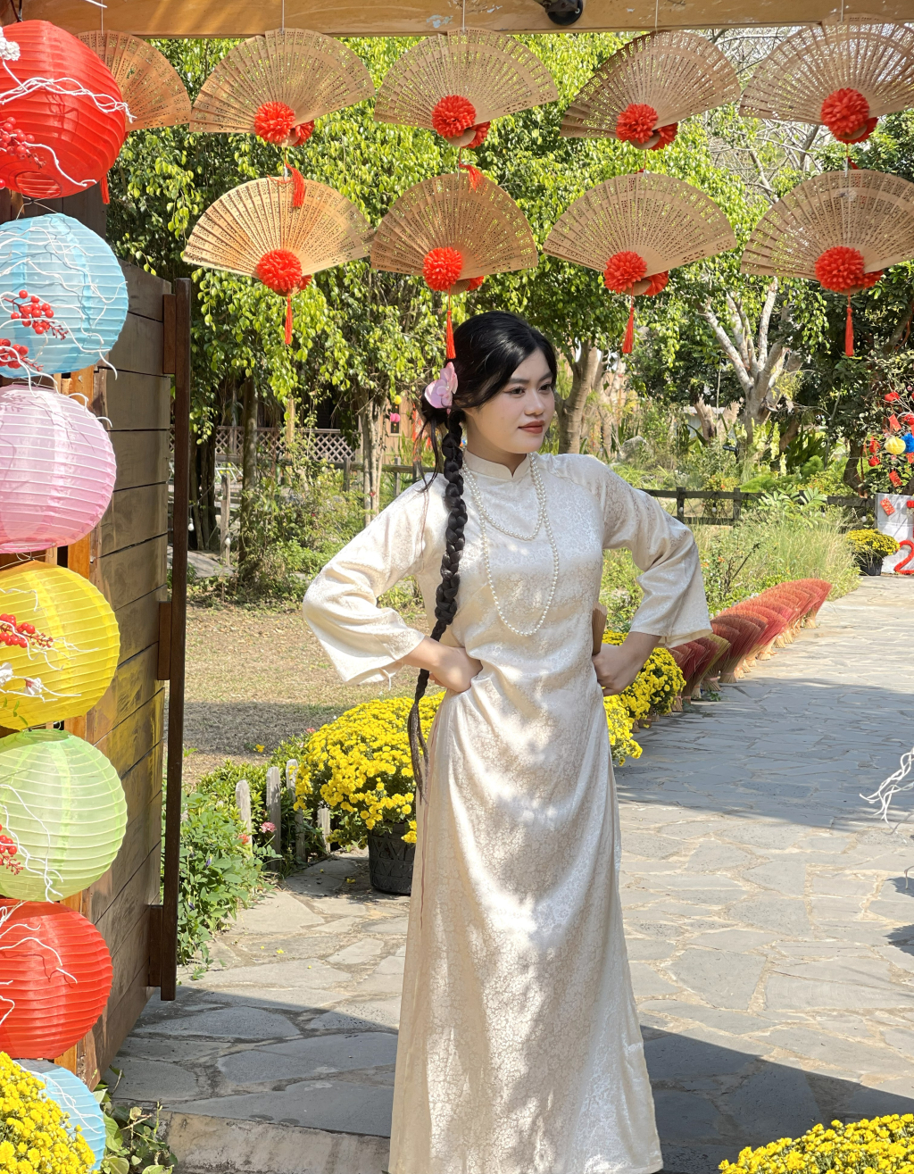 Bạn Lý Thị Kim Ngân tạo dáng chụp ảnh bên tiểu cảnh ngập tràn sắc xuân