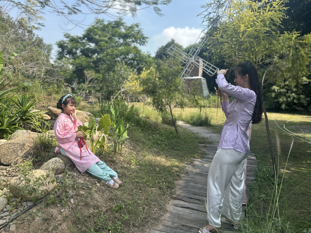 Các em nhỏ được gia đình chuẩn bị áo dài để chụp ảnh Tết