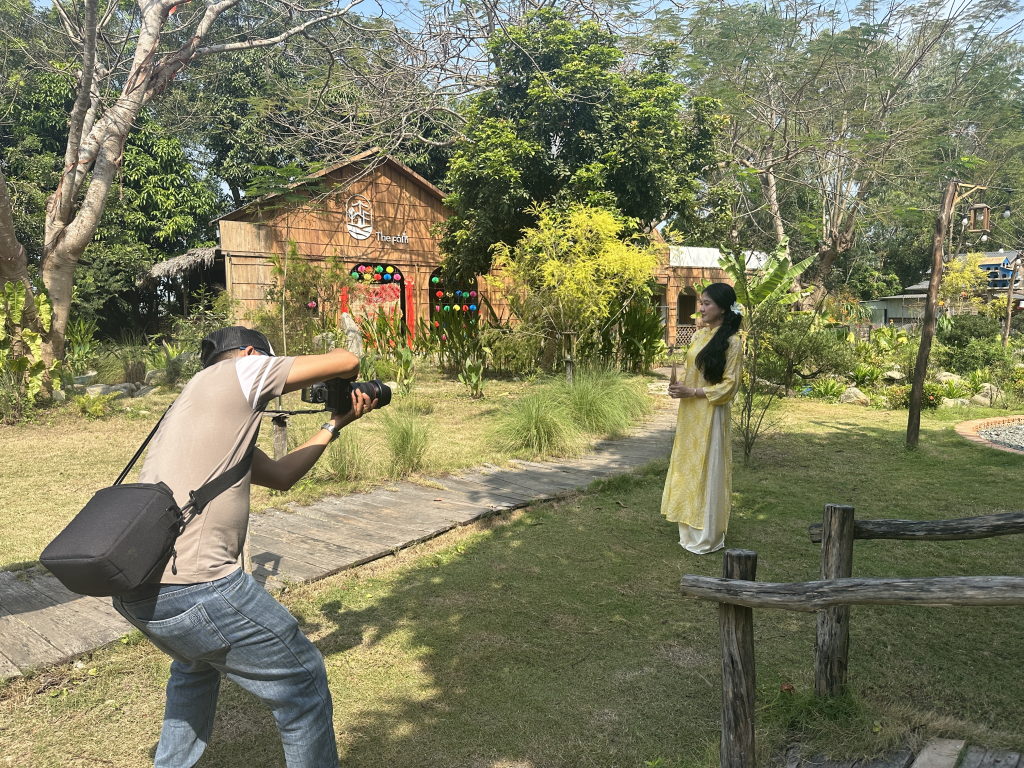 Thời điểm này, các thợ chụp hình chuyên nghiệp cũng tất bật hơn khi nhu cầu chụp ảnh Tết của người dân tăng cao