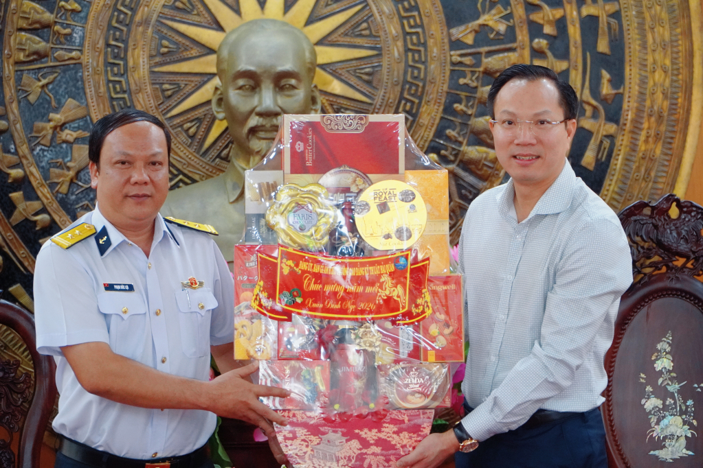 Trường Cao đẳng kỹ thuật Hải qu&acirc;n ch&uacute;c tết c&aacute;c cơ quan, đơn vị tại T&acirc;y Ninh