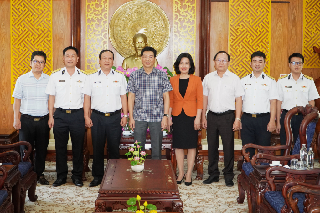 Đoàn công tác Trường Cao đẳng kỹ thuật Hải quân chúc Tết chụp ảnh lưu niệm cùng Uỷ viên TW Đảng, Phó Bí thư Thường trực Tỉnh uỷ, Chủ tịch HĐND tỉnh Nguyễn Mạnh Hùng