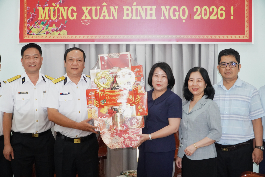 Trường Cao đẳng kỹ thuật Hải quân chúc Tết Ban Tuyên giáo và Dân vận Tỉnh uỷ Tây Ninh