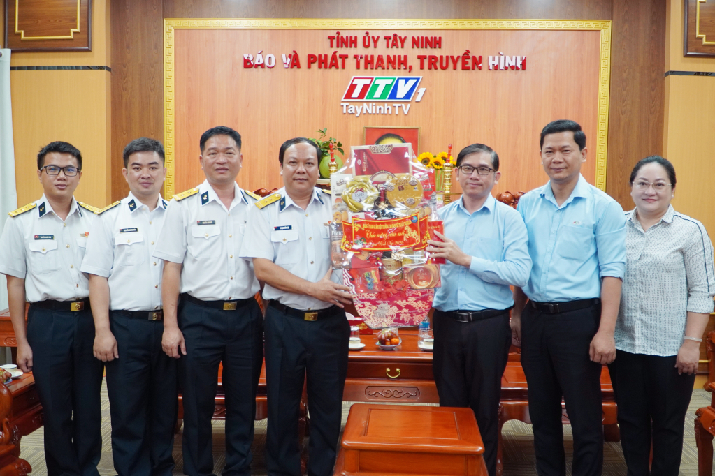 Trường Cao đẳng kỹ thuật Hải quân chúc Tết Báo và phát thanh, truyền hình Tây Ninh