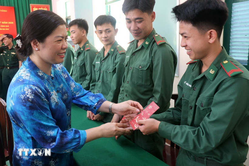 An Giang ch&uacute;c Tết v&agrave; tặng qu&agrave; c&aacute;n bộ, chiến sỹ tr&ecirc;n tuyến bi&ecirc;n giới T&acirc;y Nam