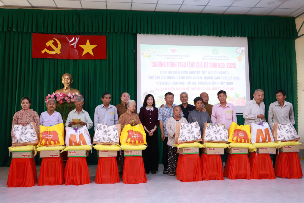 Tặng hơn 200 phần qu&agrave; tết cho người d&acirc;n phường Ninh Thạnh v&agrave; B&igrave;nh Minh