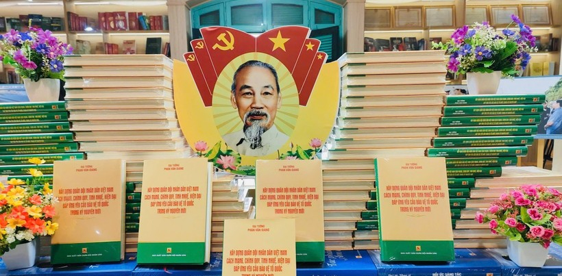 Ra mắt s&aacute;ch của Đại tướng Phan Văn Giang về x&acirc;y dựng qu&acirc;n đội nh&acirc;n d&acirc;n hiện đại