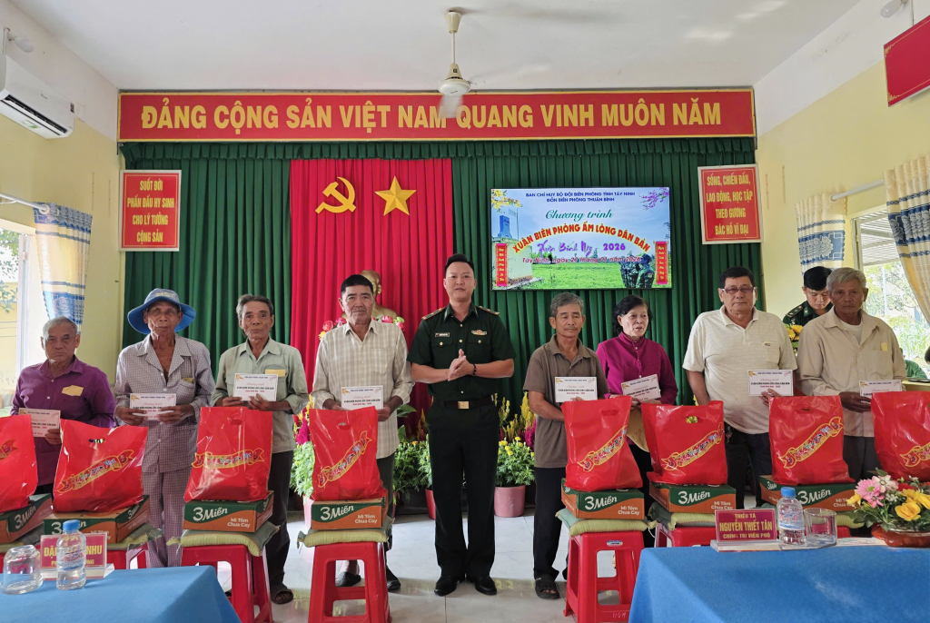 Đồn Bi&ecirc;n ph&ograve;ng Thuận B&igrave;nh tổ chức chương tr&igrave;nh 'Xu&acirc;n Bi&ecirc;n ph&ograve;ng ấm l&ograve;ng d&acirc;n bản'