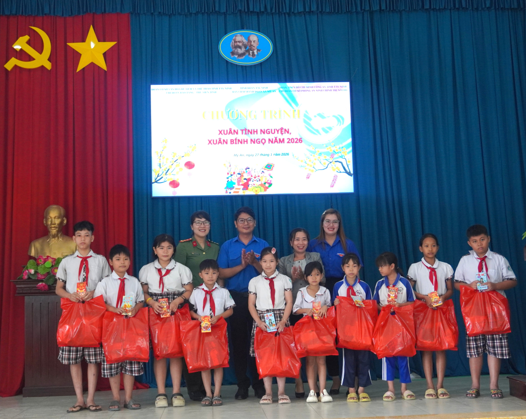 Các đơn vị tài trợ trao quà cho các em học sinh