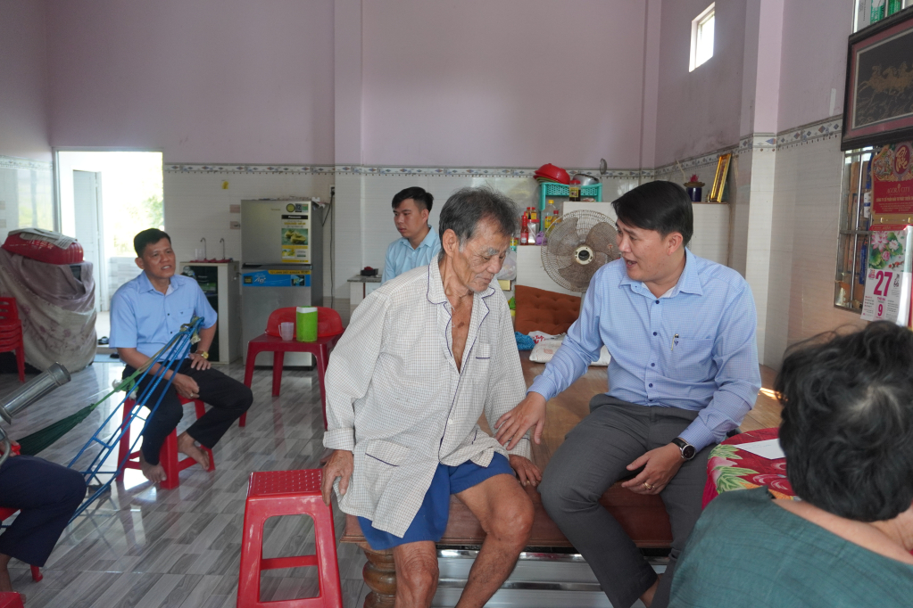 UBND x&atilde; Mỹ An: Thăm, tặng qu&agrave; gia đ&igrave;nh ch&iacute;nh s&aacute;ch, hộ ngh&egrave;o