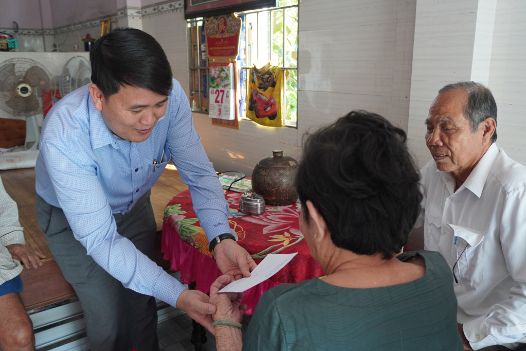 Chủ tịch UBND xã Nguyễn Hữu Đông thăm, tặng quà gia đình chính sách 