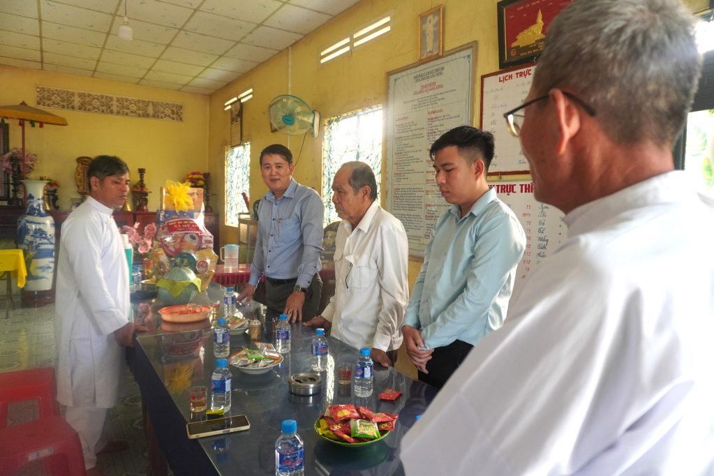 Đoàn công tác thăm, tặng quà cơ sở tôn giáo 