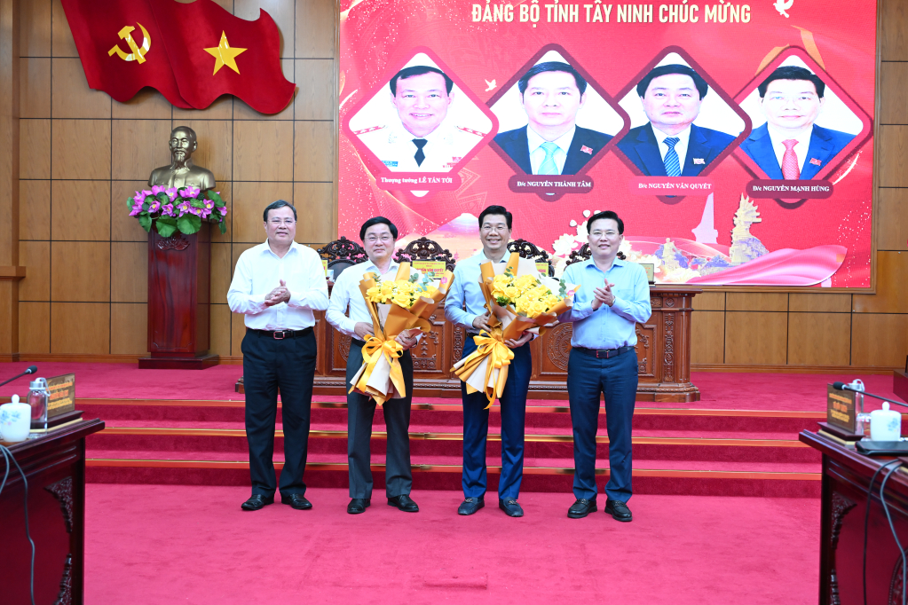 Phó Bí thư Tỉnh ủy, Chủ tịch UBND tỉnh Lê Văn Hẳn và Phó Bí thư Tỉnh ủy, Chủ tịch UBMTTQVN tỉnh Nguyễn Thanh Hải tặng hoa chúc mừng 2 đồng chí trúng cử vào Ban Chấp hành Trung ương Đảng