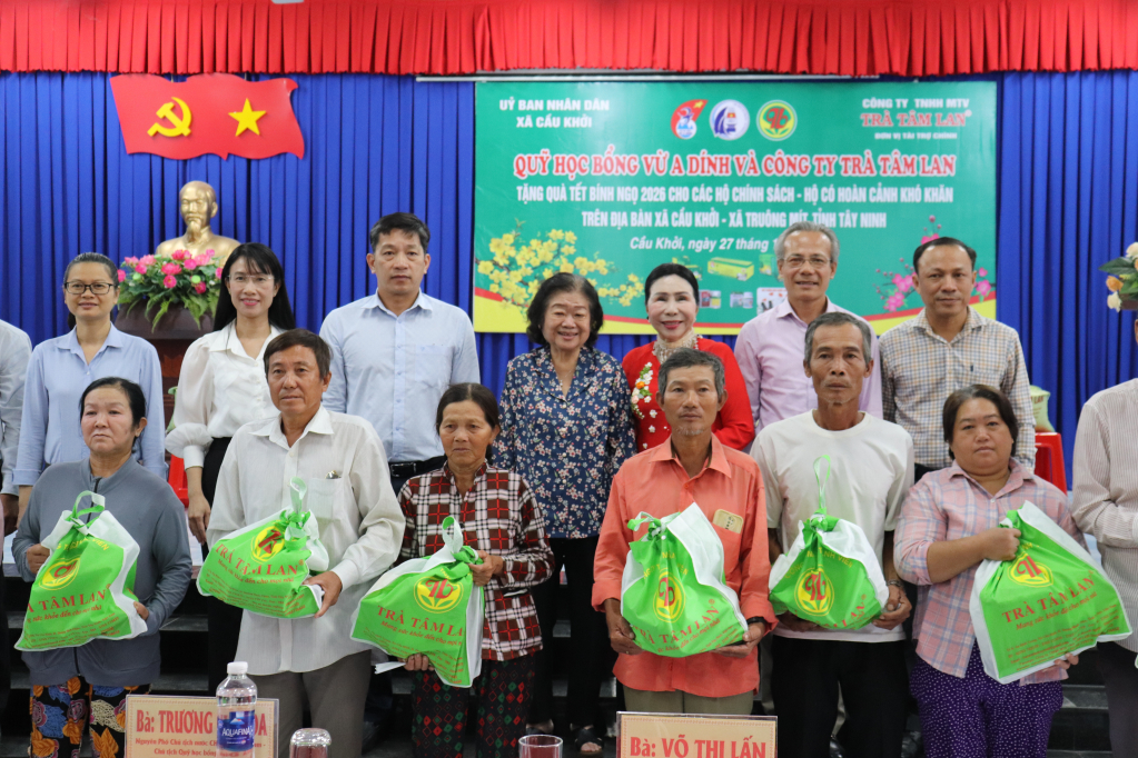 Tặng qu&agrave; tết tại x&atilde; Cầu Khởi v&agrave; Tru&ocirc;ng M&iacute;t