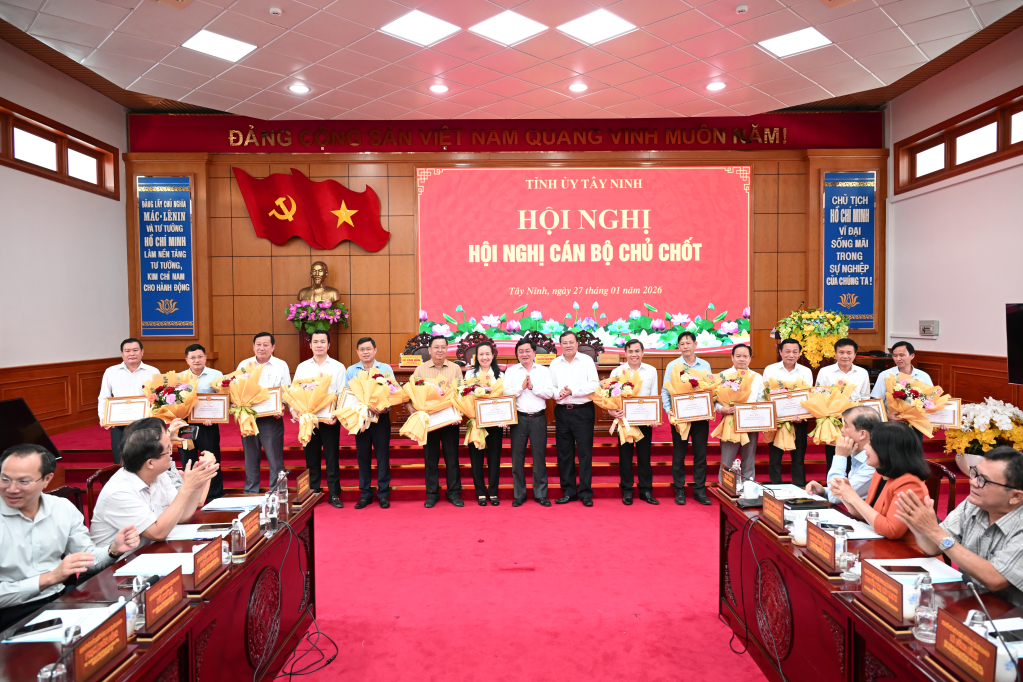 Bí thư Tỉnh ủy Nguyễn Văn Quyết và Phó Bí thư Tỉnh ủy, Chủ tịch UBND tỉnh Lê Văn Hẳn tặng Bằng khen và hoa cho các Đảng bộ hoàn thành xuất sắc nhiệm vụ