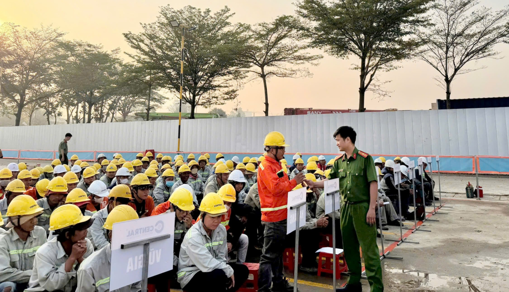 Tuy&ecirc;n truyền ph&aacute;p luật cho hơn 200 c&ocirc;ng nh&acirc;n tại C&ocirc;ng ty The Win City