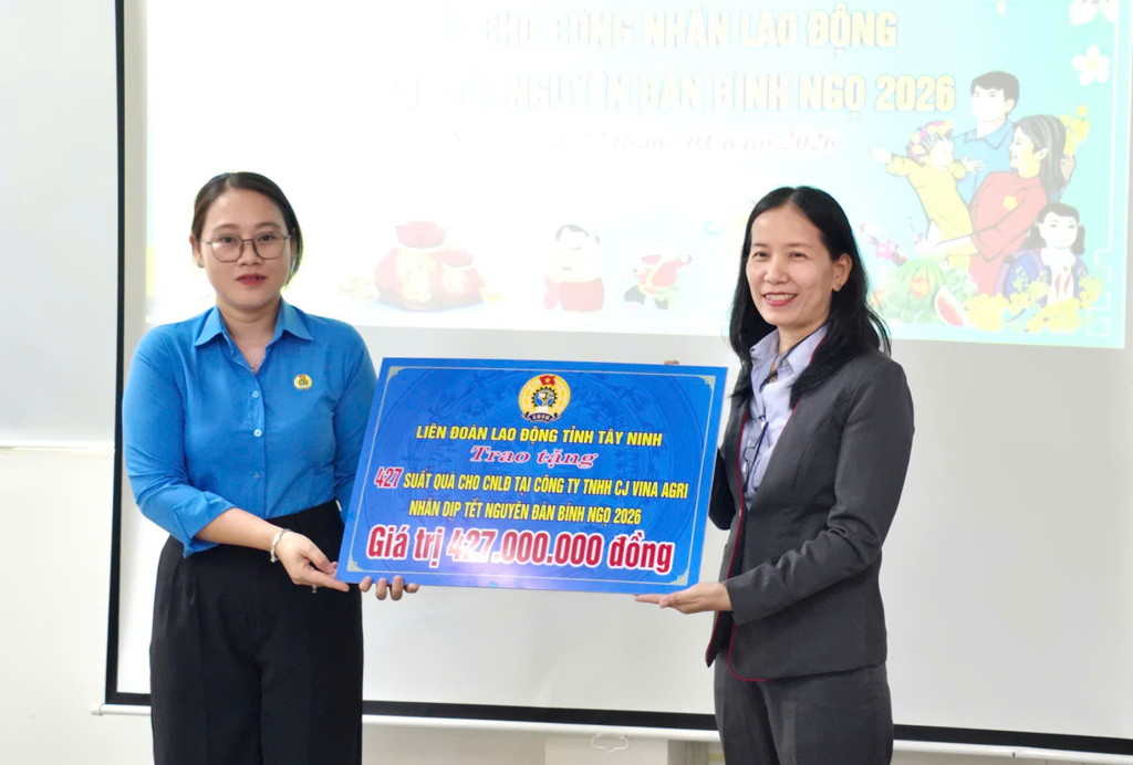 Li&ecirc;n đo&agrave;n Lao động tỉnh trao 427 suất qu&agrave; cho c&ocirc;ng nh&acirc;n, lao động 