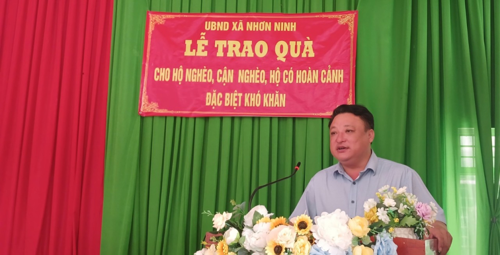 Phó Chủ tịch UBND xã Nhơn Ninh Nguyễn Văn Điệp phát biểu tại lễ trao quà