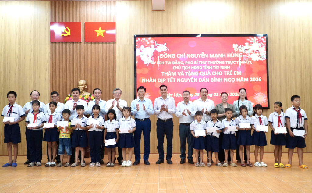 Ủy viên BCH Trung ương Đảng, Phó Bí thư Thường trực Tỉnh ủy, Chủ tịch HĐND tỉnh Tây Ninh Nguyễn Mạnh Hùng đến thăm và trao quà Tết cho trẻ em