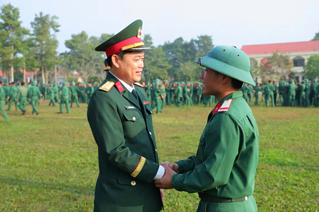 Đại tá Trần Hoàng Giang - Chính ủy Sư đoàn chúc mừng quân nhân hoàn thành nghĩa vụ quân sự trở về địa phương