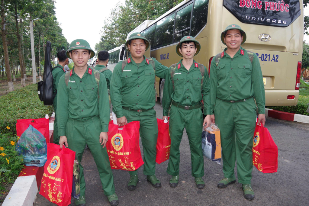 Niềm vui của chiến sĩ hoàn thành nghĩa vụ quân sự trước lúc trở về địa phương