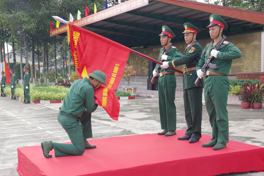 Chiến sĩ hoàn thành nghĩa vụ quân sự thực hiện nghi thức tuyên thệ