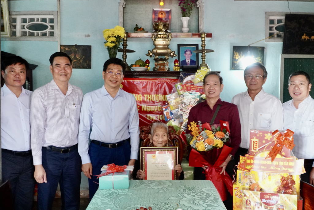 Ủy viên BCH Trung ương Đảng, Phó Bí thư Thường trực Tỉnh ủy, Chủ tịch HĐND tỉnh Tây Ninh Nguyễn Mạnh Hùng chúc thọ cụ Nguyễn Thị Bườn