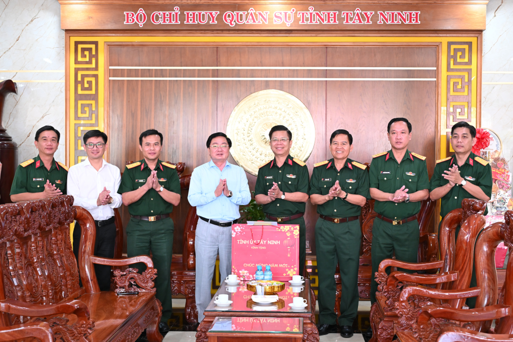 Ủy viên Trung ương Đảng, Bí thư Tỉnh ủy Nguyễn Văn Quyết thăm, chúc Tết Bộ Chỉ huy Quân sự tỉnh
