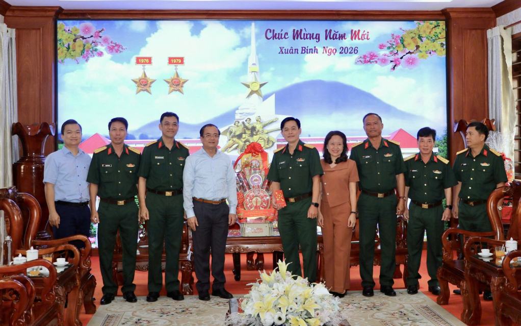 Ph&oacute; Chủ tịch Thường trực UBND tỉnh Nguyễn Hồng Thanh thăm, ch&uacute;c tết Sư đo&agrave;n Bộ binh 5 v&agrave; Hội th&aacute;nh Cao Đ&agrave;i To&agrave; th&aacute;nh T&acirc;y Ninh