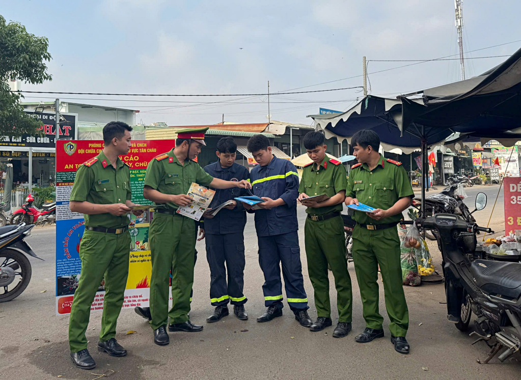 Đội Chữa cháy và cứu nạn cứu hộ khu vực Tân Châu tổ chức phát tờ rơi tuyên truyền phòng cháy chữa cháy