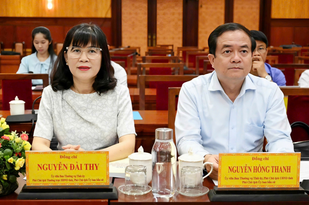 Ủy viên Ban Thường vụ Tỉnh ủy, Phó Chủ tịch Thường trực HĐND tỉnh Nguyễn Đài Thy và Ủy viên Ban Thường vụ Tỉnh ủy, Phó Chủ tịch UBND tỉnh Nguyễn Hồng Thanh dự tại điểm cầu cơ sở 2