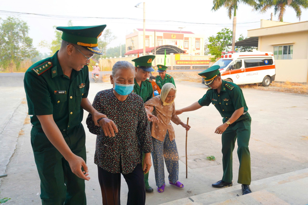 Kh&aacute;m mắt miễn ph&iacute;, tặng qu&agrave; tết cho người d&acirc;n kh&oacute; khăn v&ugrave;ng bi&ecirc;n