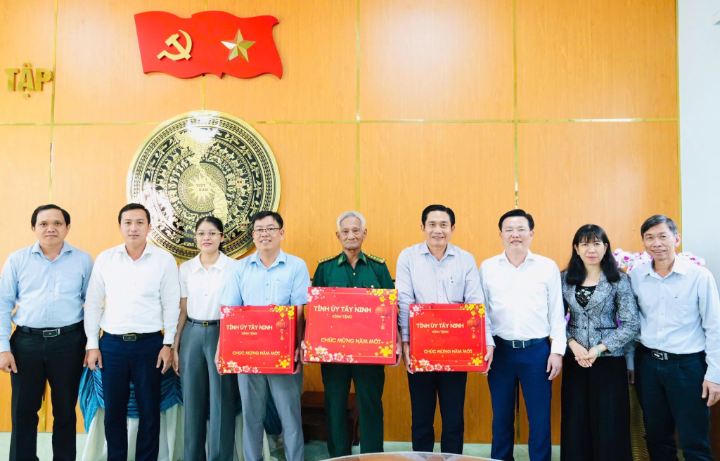 Ph&oacute; B&iacute; thư Tỉnh ủy Nguyễn Thanh Hải thăm, ch&uacute;c tết x&atilde; T&acirc;n Tập