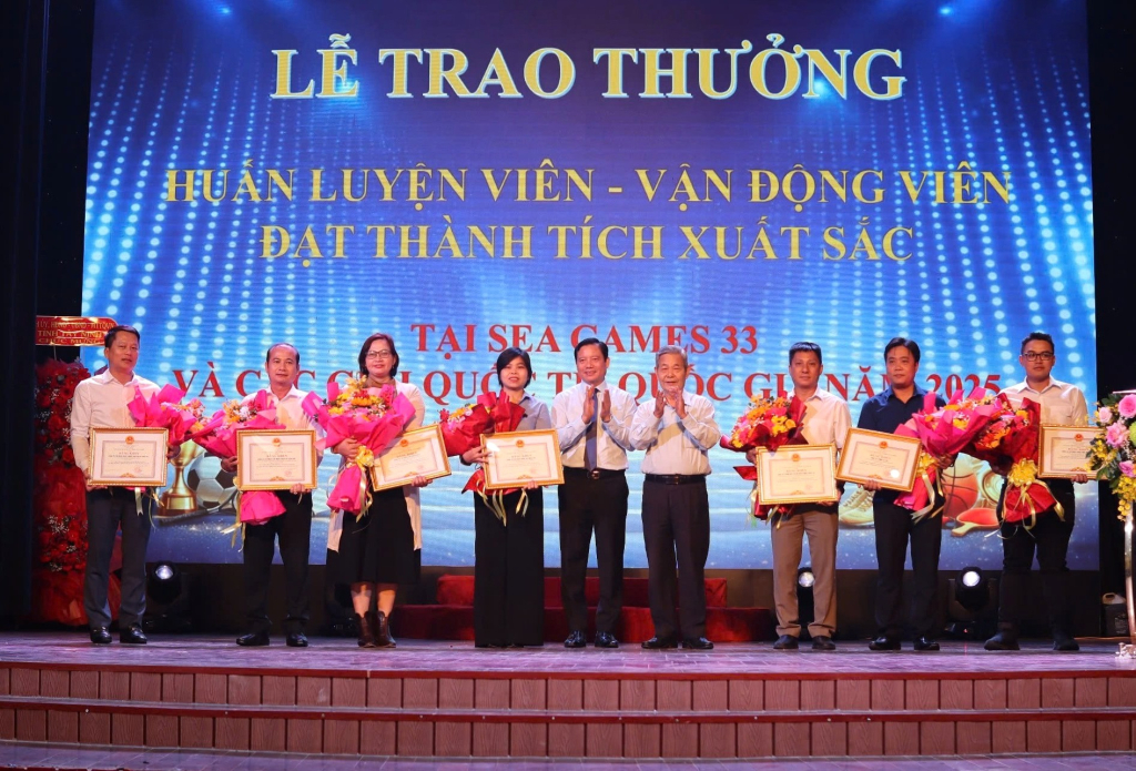 Các tổ chức, doanh nghiệp, đơn vị tài trợ vinh dự nhận Bằng khen của Chủ tịch UBND tỉnh 