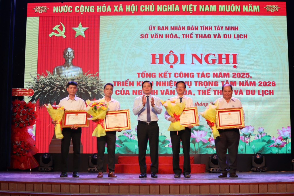 Các tập thể nhận Bằng khen của Chủ tịch UBND tỉnh 