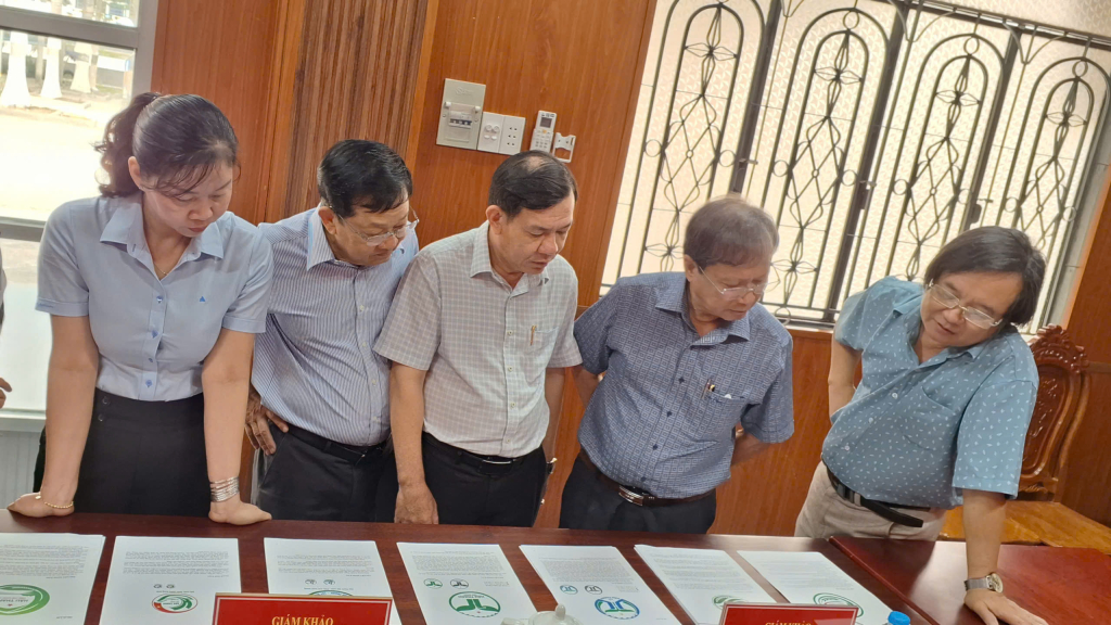 Ban giám khảo tiến hành chấm điểm 