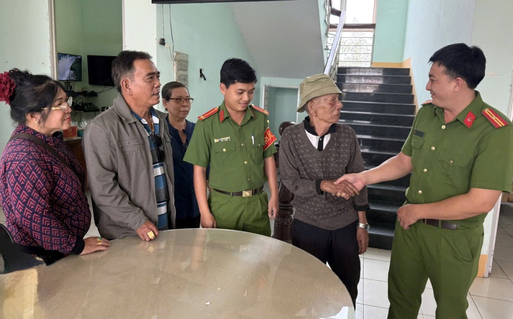 Gia đình cụ Dương Văn Tứng gửi lời cảm ơn đến tập thể Công an xã Long Cang