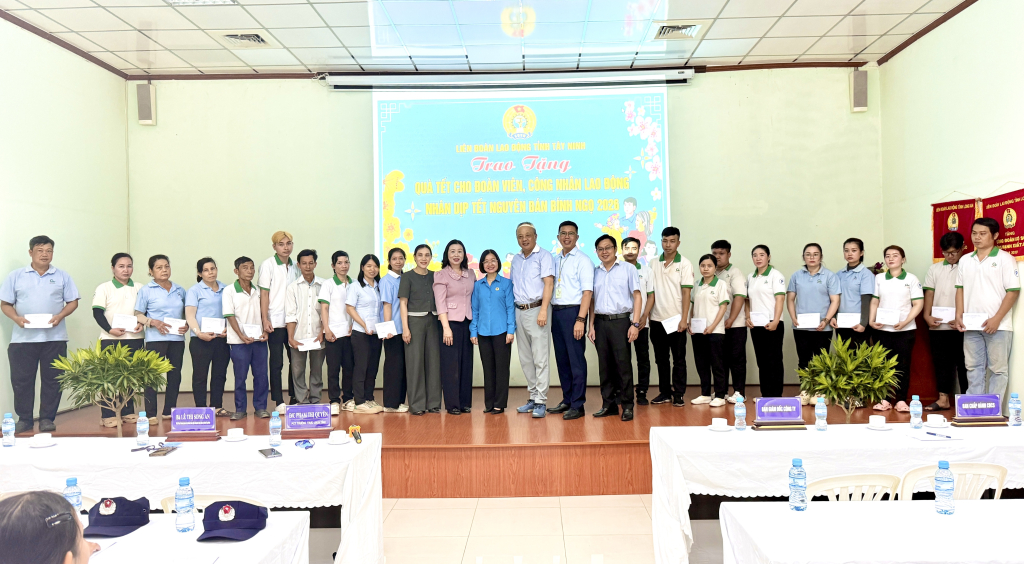 Trao 188 suất qu&agrave; cho đo&agrave;n vi&ecirc;n, c&ocirc;ng nh&acirc;n, lao động